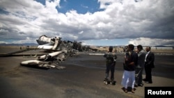 Những vụ không kích của liên minh do Ả rập Xê út dẫn đầu khiến cho phi trường bị hư hại nặng, Yemen, 5/5/2015. 
