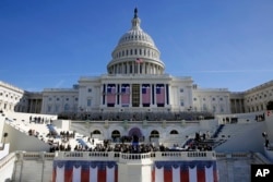 도널드 트럼프 미국 45대 대통령 취임식이 열리는 워싱턴 DC 국회의사당에서 취임식을 사흘 앞둔 17일 리허설을 진행하고 있다. 취임식을 축하하기 위해 국회의사당 건물에 대형 성조기가 걸렸다.