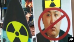 Một người Hàn Quốc hô khẩu hiệu trong cuộc biểu tình phản đối vụ thử hạt nhân mới nhất của Bắc Triều Tiên ở Seoul, Hàn Quốc, ngày 10 tháng 9 năm 2016. 