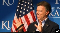 El presidente colombiano, Juan Manuel Santos, participó en un conversatorio en la Universidad de Kansas. Este miércoles intervendrá en la Asamblea General de la ONU, y luego planea atender compromisos en Miami.