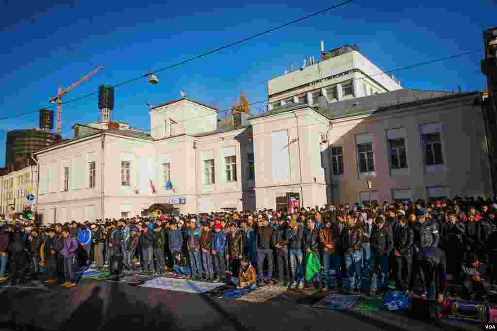 Moscow has one mosque for 500,000 Muslims. On religious holidays, like Eid Al-Adha, tens of thousands of faithful pray in streets specially blocked off near mosques, Moscow, Oct. 15, 2013. (Vera Undritz for VOA)