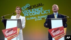 "Es un mito que la violación es una parte inevitable de los conflictos", dijo Angelina Jolie. 