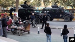 新疆喀什街头的特警车 - 资料照片