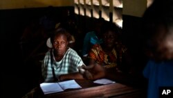  Electoral agents trainees listen to the instructor during a workshop held in a school in Kinshasa, Congo, Dec. 22, 2018. 