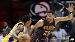 Thabo Sefolosha (25) d'Atlanta Hawks contre Lou Williams de LA Lakers, Atlanta, le 2 novembre 2016.