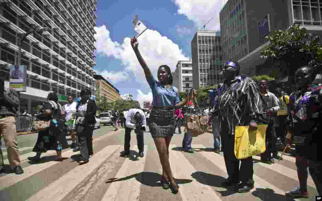 Une des manifestantes lors de protestatiion de la femme kenyane lundin 17 novembre 2014 à Nairobi, Kenya, pour la liberté de porter les habits de leur choix.