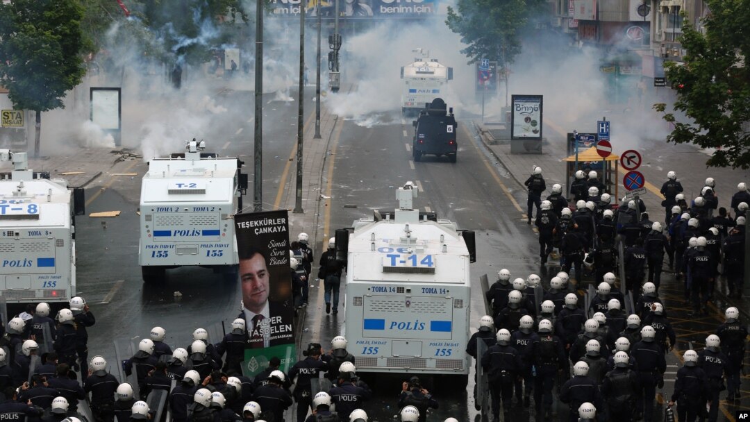 Polisi Turki menembakkan gas air mata ke arah para demonstran di Istanbul, 1 Mei 2017.