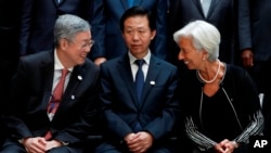 El gobernador del Banco Popular de China, Zhou Xiaochuan; el ministro chino de Hacienda Xiao Jie y la directora general del Fondo Monetario Internacional, Christine Lagarde, se reúnen durante el G20 del Grupo del Banco Mundial 2017 en Washington, viernes 21 de abril de 2017. 