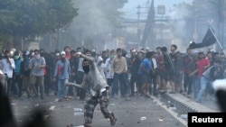 Polisi wakipambana na waandamanaji wanaodaiwa walikuwa wanafanya vurugu mjini Jakarta, Indonesia, Mei 22, 2019.