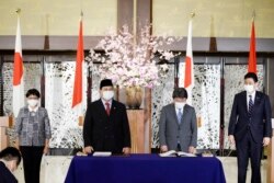 Dari Kiri: Menlu RI Retno Marsudi, Menhan RI Prabowo Subianto, Menlu Jepang Toshimitsu Motegi dan Menhan Jepang Kishi Nobuo dalam acara penandatanganan kerja sama bilateral dalam pertemuan Menlu dan Menhan kedua negara di Tokyo, Jepang, 30 Maret 2021. (Foto: AP)