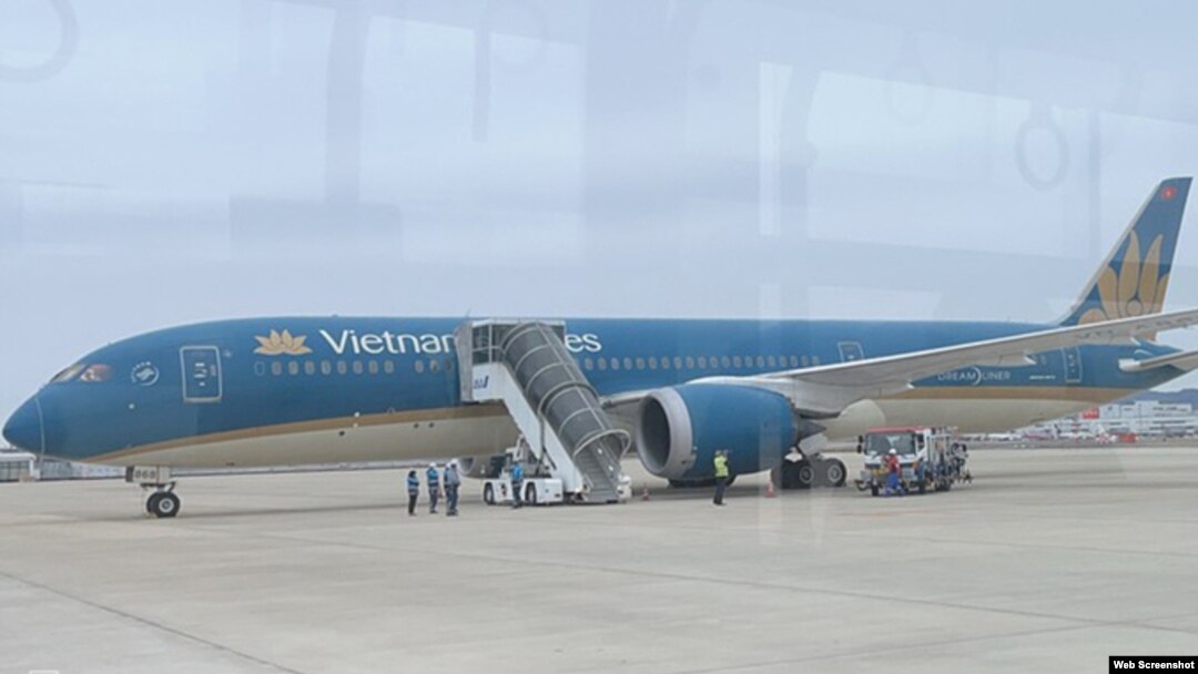 Máy Boeing 787 của Vietnam Airlines. Quốc hội Việt Nam đang xem xét cho phép huy động tới 22 nghìn tỷ đồng để giúp cho hãng hàng không của Việt Nam "tháo gỡ khó khăn".