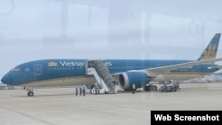 Máy Boeing 787 của Vietnam Airlines tại sân bay Fukuoka, Nhật để kiểm tra an ninh sau khi bị dọa bắn, ngày 5/1/2022. Photo by VNExpress.