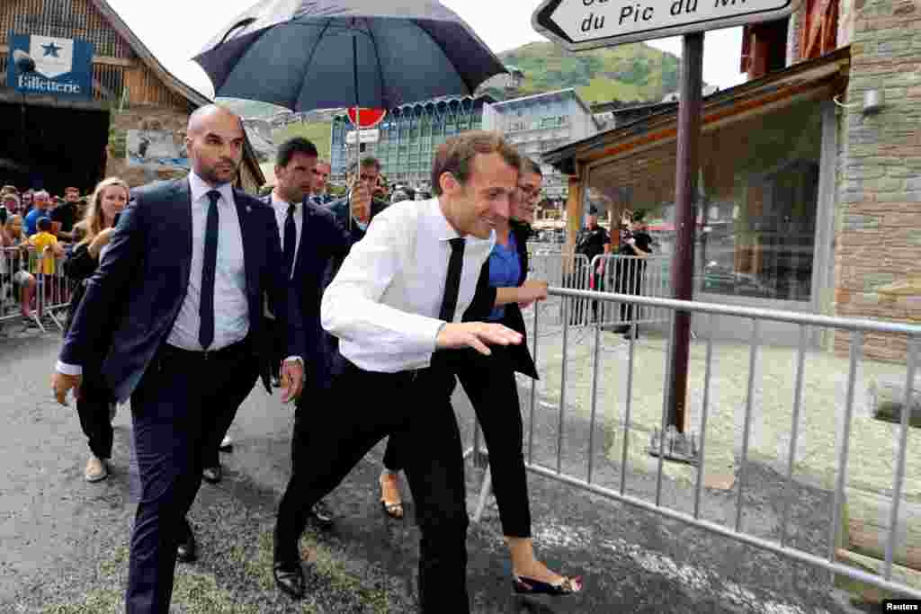 دویدن امانوئل ماکرون، رئیس جمهوری فرانسه برای فرار کردن از خیس شدن زیر باران در منطقه کوهستانی پیرنه فرانسه &nbsp;