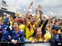 Fanáticos colombianos ven una transmisión en vivo al aire libre del partido de la Copa Mundial de fútbol 2018 entre Colombia e Inglaterra, en Bogotá, Colombia, el martes 3 de julio de 2018. Inglaterra ganó el partido en una tanda de penales y avanzó a cuartos de final.