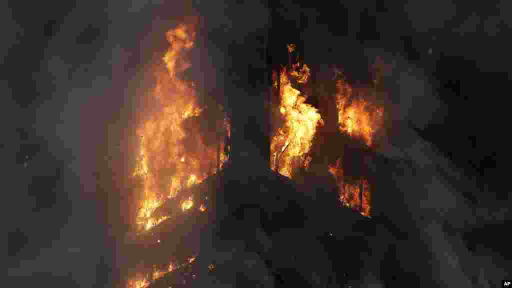 La fumée dans un bâtiment en feu à Londres, le 14 juin 2017.