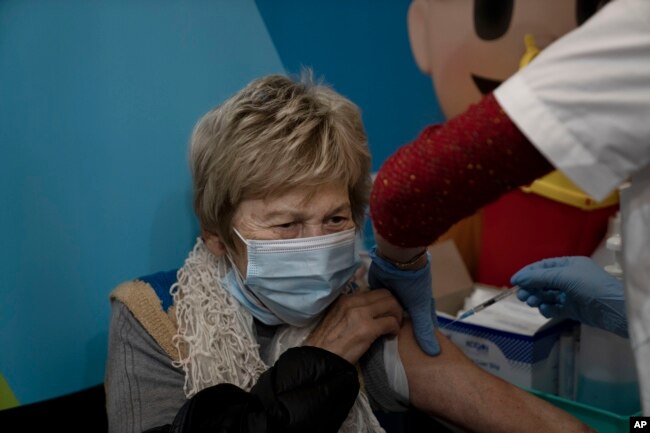 Seorang lansia disuntik vaksin COVID-19 dosis keempat di pusat layanan kesehatan Clalit di Yerusalem, 3 Januari 2022.