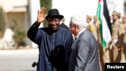 지난 달 팔레스타인을 방문한 굿럭 조나단 나이지리아 대통령(왼쪽). (자료사진)