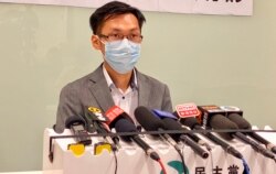 民主党深水埗区议员袁海文表示，他会宣誓，希望补充对选民的承诺，做足4年任期，他坦言担心留任之后在区议会的言论自由受到很大限制，形容有如一把刀架在 头上，去留都很艰难（美国之音/汤惠芸）