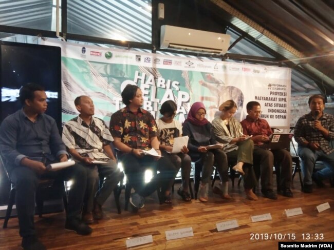 Perludem dan Fitra bersama masyarakat sipil lainnya saat memberikan proyeksi demokrasi di Indonesia dalam lima tahun ke depan di Jakarta, Selasa, 15 Oktober 2019. (Foto: Sasmito Madrim/VOA)