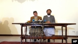 Amin Karim (R), an official of former Afghan warlord's Gulbuddin Hekmatyar's Hezb-i-Islami faction, speaks during a press conference in Kabul, Afghanistan, March 17, 2016.