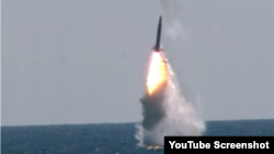 한국 국방부가 15일 독자 개발한 잠수함발사탄도미사일(SLBM) 수중발사 시험에 성공했다며 공개한 영상 중 일부.