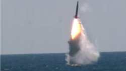 한국 국방부가 15일 독자 개발한 잠수함발사탄도미사일(SLBM) 수중발사 시험에 성공했다며 공개한 영상 중 일부.