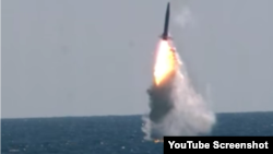 한국 국방부가 15일 독자 개발한 잠수함발사탄도미사일(SLBM) 수중발사 시험에 성공했다며 공개한 영상 중 일부.