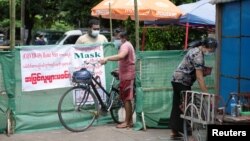 ကိုရိုနာဗိုင်းရပ်စ် ကူးစက်ပျံ့နှံ့မှု တိုးနေတဲ့ ရန်ကုန်မြို့မှာ အဝင်အထွက် ကန့်သတ်ပိတ်ဆို့ထားတဲ့ လမ်းတခု။ (စက်တင်ဘာ ၁၂၊ ၂၀၂၀)