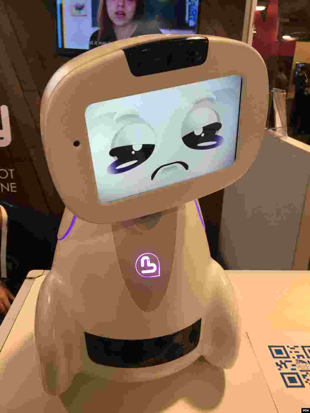 از بزرگترین نمایشگاه ابزار الکترونیکی مصرفی: ربات ؛بادی؛ به معنی رفیق، یک ربات خانگی متصل به اینترنت است که میتواند با بچه ها قایم باشک بازی کند و یا به آنها ریاضی درس دهد. گزارشهای بیشتر درباره نوآوری های این نمایشگاه را اینجا پی بگیرید.