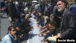 سفره خالی که کارگران شرکت آذرآب اراک در خیابان‌ این شهر در اعتراض به وضعیت صنفی خود پهن کرده‌اند