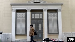 지난달 28일 그리스 아테네 중심가의 한 은행 앞에 노숙자가 누워있다. 