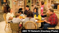 Salah satu adegan dalam serial televisi komedi "Roseanne" yang ditayangkan di stasiun televisi ABC. (Foto: dok). 