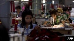 ရန်ကုန်မြို့က အထည်ချုပ် စက်ရုံတခုမှာ အလုပ်လုပ်နေကြတဲ့ အလုပ်သမားများ (နိုဝင်ဘာ ၀၁၊ ၂၀၁၈)