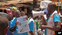 Nhân viên y tế tuyên truyền cho người dân về vi-rút Ebola và cách phòng ngừa ở Conarky, Guinea, ngày 31 tháng 3, 2014.