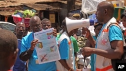 기니의 보건 당국자들이 코나크리 지역을 찾아 주민들을 상대로 에볼라 바이러스의 위험과 예방 요령을 교육하고 있다.