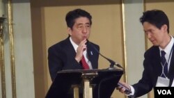 2013年春季安倍访俄时在莫斯科对两国工商界发表演讲。（美国之音白桦拍摄）