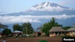Mlima Kilimanjaro ulioko nchini Tanzania, Wilaya ya Hie, Dec. 10, 2009. 
