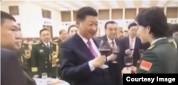 中共领导人习近平与女军官祝酒，毛泽东嫡孙毛新宇（左一）将军疑遭冷落。（网络视频截图）