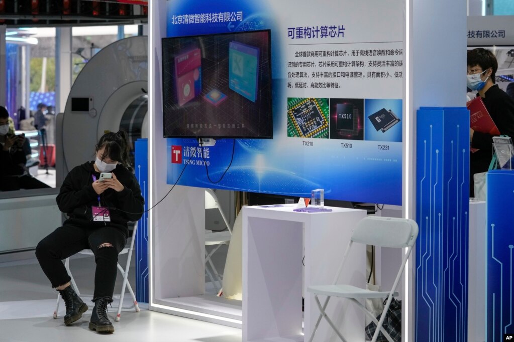 北京举行的国际高科技博览会上北京清微智能科技公司的展位。（2021年9月26日）(photo:VOA)