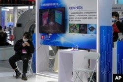 北京举行的国际高科技博览会上北京清微智能科技公司的展位。（2021年9月26日）