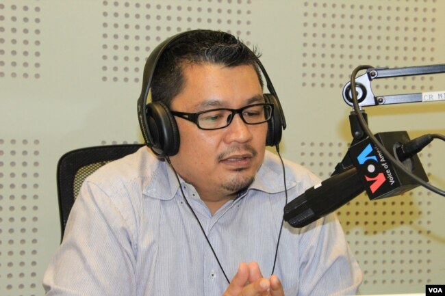 FILE: Ou Virak, Founder and President of Future Forum during VOA Khmer’s monthly radio call-in show in 2015. (Lim Sothy/VOA Khmer)