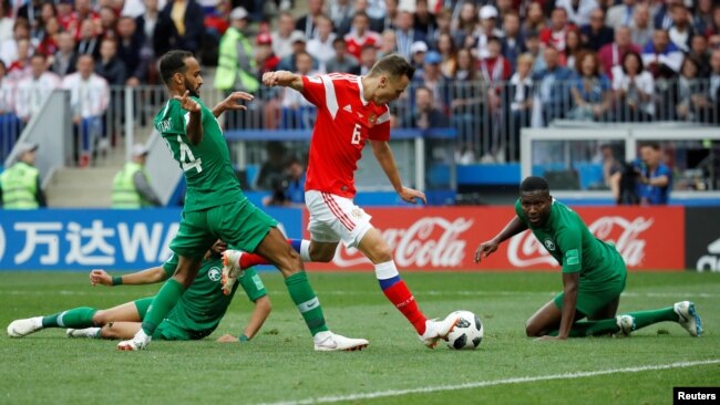 Ở phút 43, ít phút trước khi kết thúc hiệp một, đội tuyển Nga ghi bàn thắng thứ hai, nâng tỷ số lên 2-0 nhờ công của Denis Cheryshev.