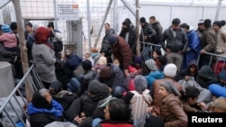 Para migran yang 'terjebak' di desa Idomeni, Yunani dekat perbatasan dengan Makedonia, Senin (7/3).