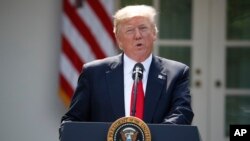 Le président Donald Trump parle du rôle des États-Unis dans l'accord sur les changements climatiques de Paris, au Jardin des roses de la Maison-Blanche à Washington, 1er juin 2017.