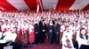 Gubernur Jawa Timur Khofifah Indar Parawansa dan Wagub Emil Dardak di tengah Paduan Suara Lintas Agama usai Upacara Hari Kebangkitan Nasional di Gedung Negara Grahadi (foto Petrus Riski-VOA)