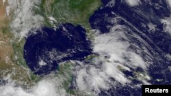 Huracán Bárbara golpea costa sur de México y deja dos muertos a su paso.