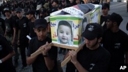 Các thanh niên Palestine khênh quan tài giả để tưởng nhớ bé trai một tuổi rưỡi mới bị các phần tử cực đoan Do Thái thiêu sống.