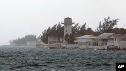 Angin kencang dan hujan deras akibat topan Joaquin melanda kawasan Nassau, di Bahama Jumat (2/10). Sehari sebelumnya, sebuah kapal kargo AS hilang di Bahama tenggara. 