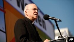 Archivo. El arzobispo Carlo Maria Vigano habla durante la marcha "Walk for Life" el 24 de enero de 2015, en San Francisco, California.