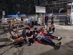 Setelah aksi mereka dihentikan oleh petugas yang berjaga, mereka memilih untuk tidur di depan gedung UNHCR. Mereka beralasan sudah tidak punya apa-apa lagi termasuk tempat tinggal sementara. (VOA/ Indra Yoga)